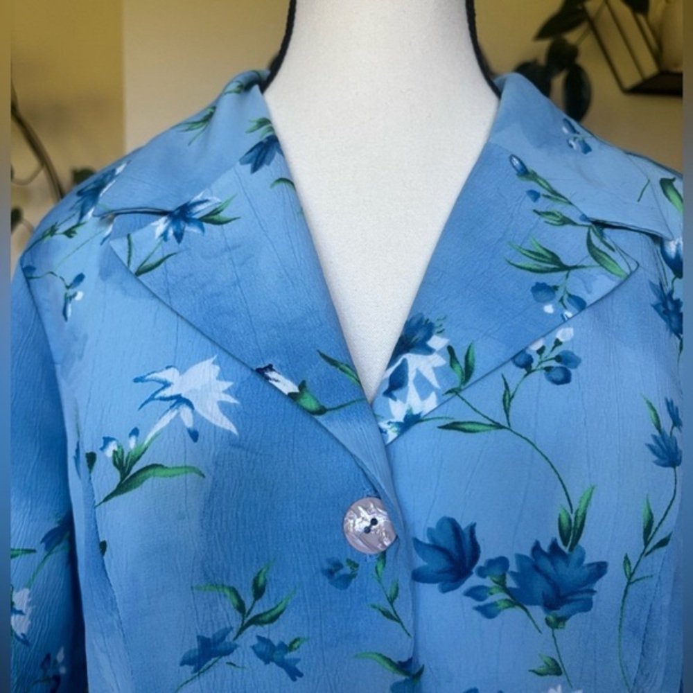 Vintage Leslie Belle Petite Blue Floral ButtonUp Top - Picture 3 of 7